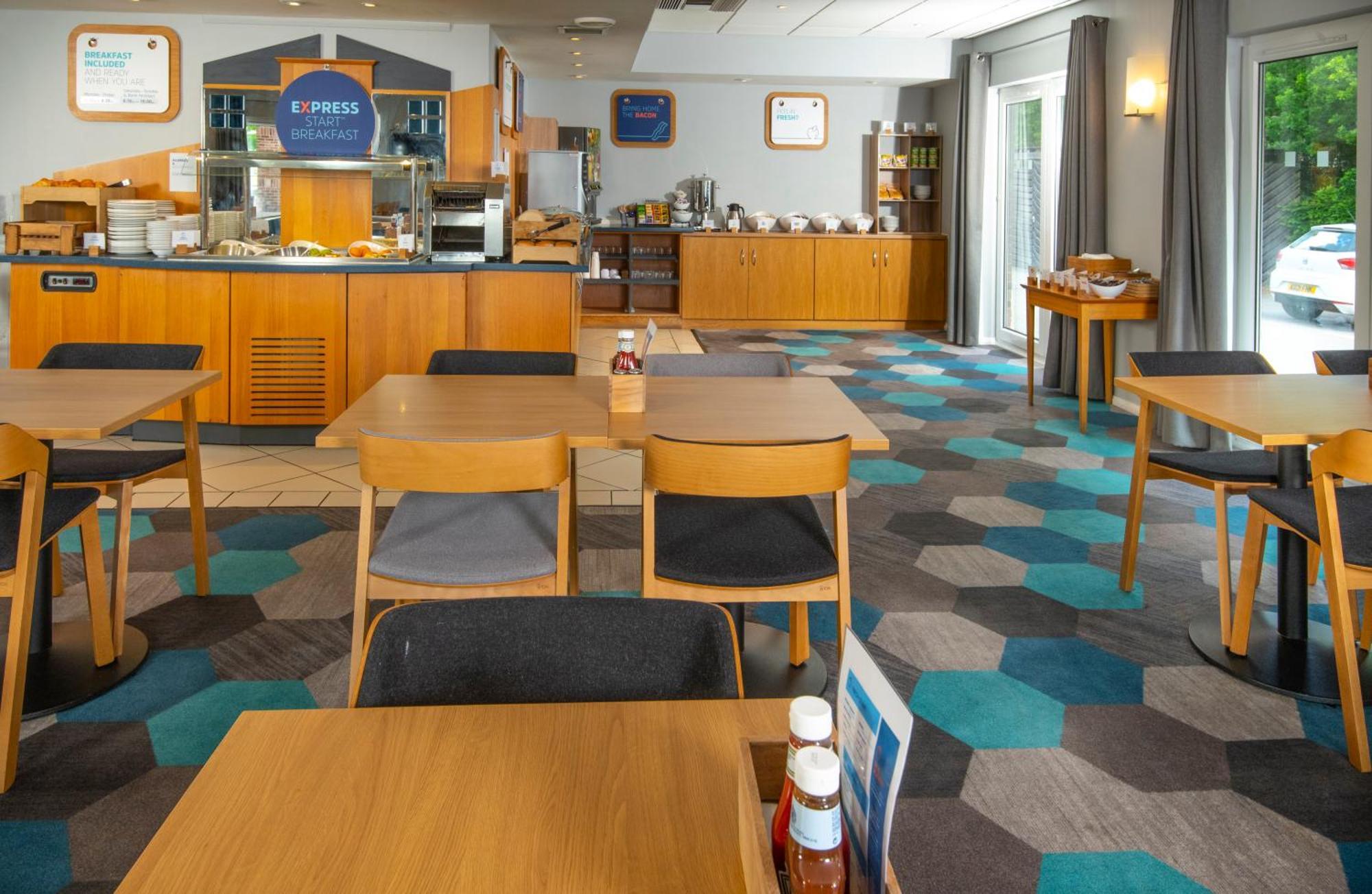 Holiday Inn Express Peterborough By Ihg Exteriör bild