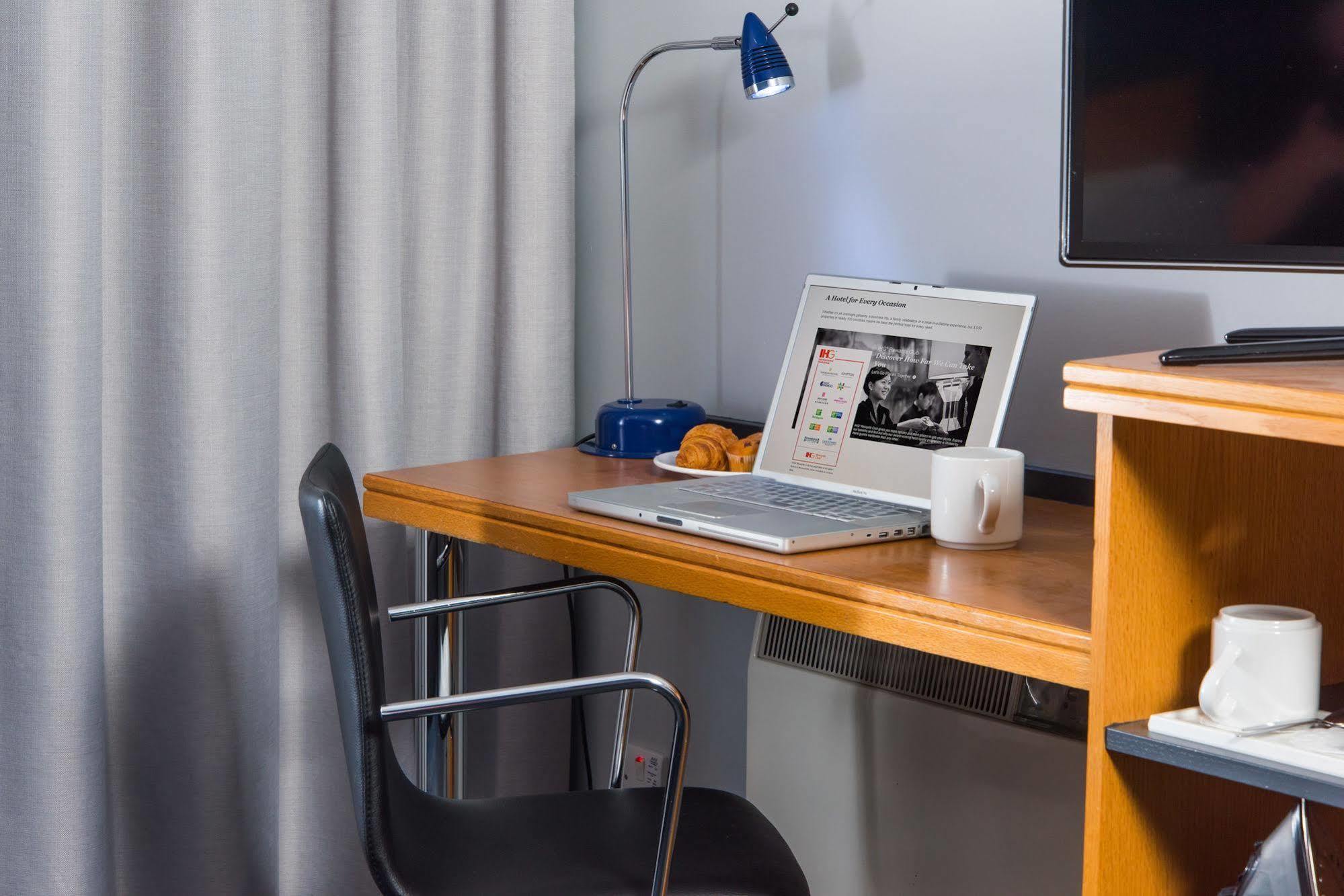 Holiday Inn Express Peterborough By Ihg Exteriör bild