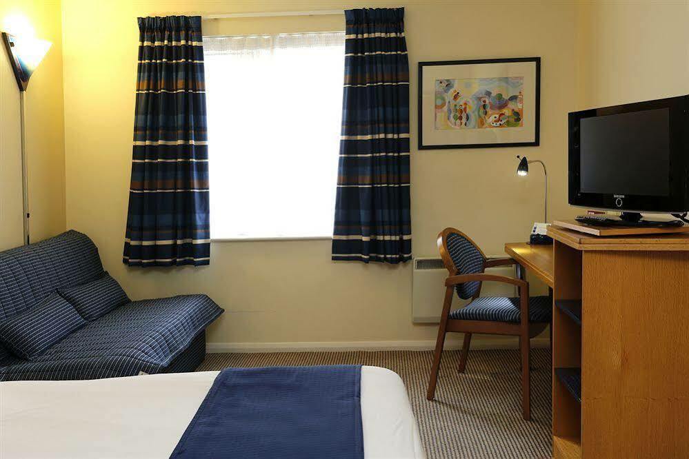 Holiday Inn Express Peterborough By Ihg Exteriör bild